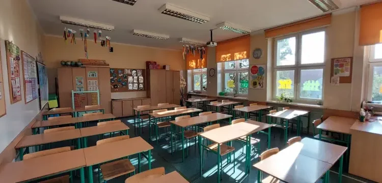 Për një dekadë, pothuajse 9.000 karrige në shkollat ​​fillore mbetën të zbrazëta
