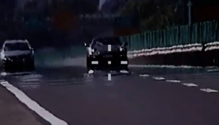 Një person kapet nga policia duke vozitur me Porshe 272 kilometra në orë, në vend që ta dënojnë disa policë dhe shefat e tyrë merren vesh për ta lëshuar
