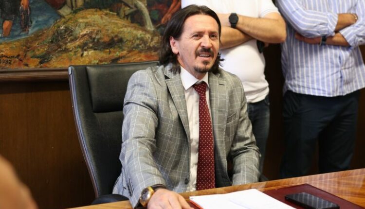 Zv.ministri i Kulturës, Sedat Sulejmani paralajmëron zgjidhjen e statusit të 33 artistëve të Ansamblit