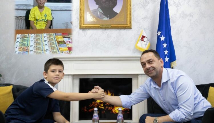 Komuna e Skenderajt ia mbulon shpenzimet shkollore 12-vjeçarit që gjeti kuletën me 2500 euro dhe e dorëzoi në polici