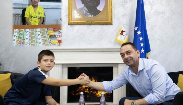 Komuna e Skenderajt ia mbulon shpenzimet shkollore 12-vjeçarit që gjeti kuletën me 2500 euro dhe e dorëzoi në polici