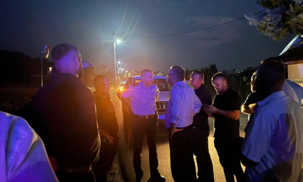 Zjarret shqetësuan banorët në Komunën e Mitrovicës, Hamza falënderon zjarrëfikësit thotë se gjendja është nën kontroll