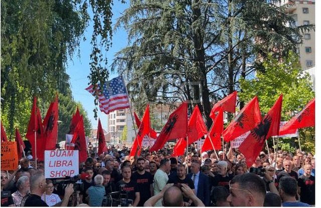 FOTO+VIDEO/ “Duam libra shqip!” – Protestë në Bujanoc kundër diskriminimit të shqiptarëve të Preshevës nga Beogradi