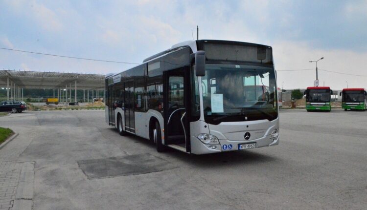 Tetovë, vidhet një autobus i parkuar