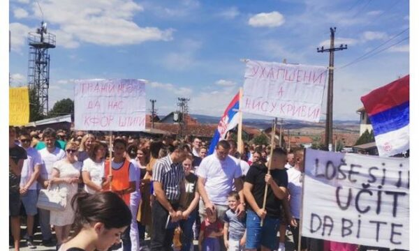 Kosovë/ Serbët në Pasjan protestojnë për shkak të arrestimit të serbëve të dyshuar se kanë kryer krime lufte