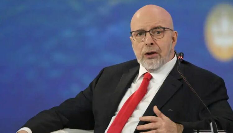 FBI bastis shtëpinë e analistin politik amerikano-rus, Dmitri Simes: Nuk isha njoftuar, jam i shqetësuar dhe i habitur