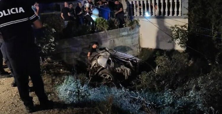 Makina me qira del nga rruga dhe bëhet copash, shoferi 29-vjeçar vdes në timon