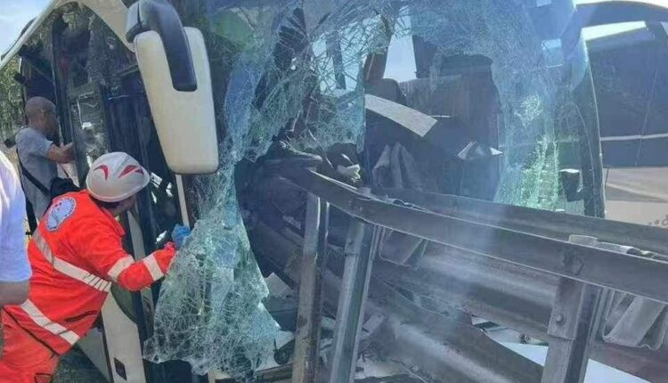 E rëndë/ Aksidentohet autobusi me turistë, humb jetën një person, 25 të tjerë mbetën të plagosur