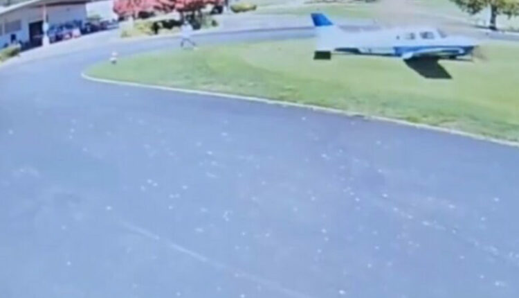 Aeroplani i vogël gati sa nuk goditi një burrë në një fushë golfi në Kaliforni (VIDEO)