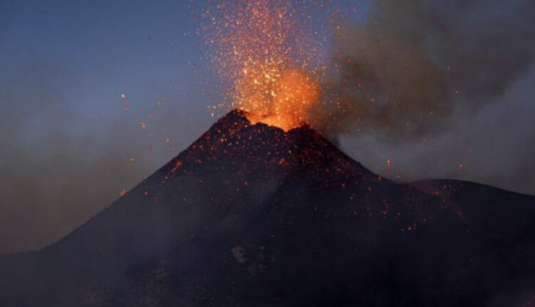 Mbyllet aeroporti në Katania pas shpërthimit të Etna-s