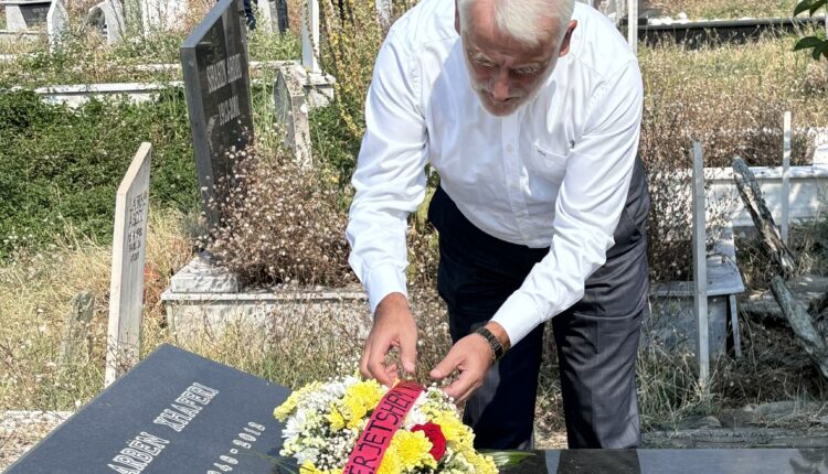 Menduh Thaçi kreu homazhe tek varri i Arbën Xhaferit