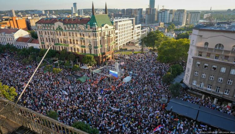 Dhjetëra mijëra vetë dolën në rrugë në Beograd në protestë kundër minierave të litiumit
