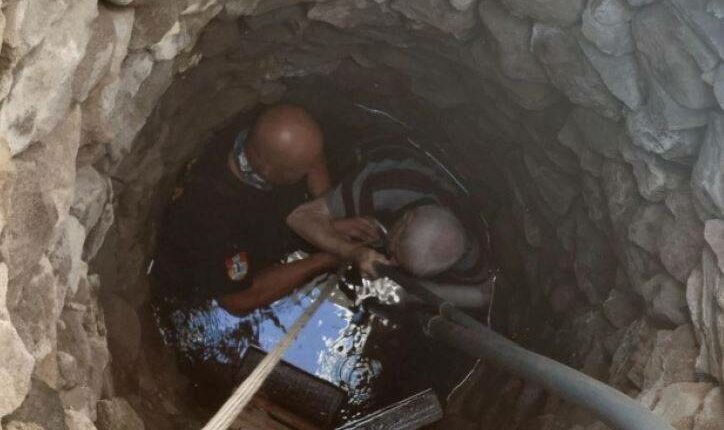 Zjarrfikësit e Kumanovës tërheqin një njeri që ra në një pus
