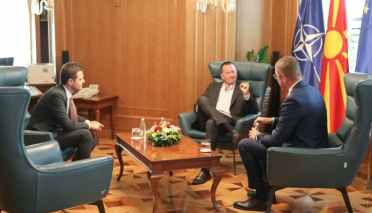 Mickoski takohet me Grenellin, bisedojnë edhe për një “projekt të pavarësimit energjetik”