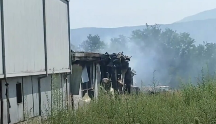 Fabrika e djegur në Tetovë, një zjarrfikës u lëndua, pesë të tjerë u helmuan