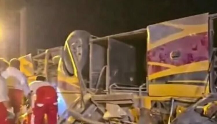 Dy tragjedi brenda pak orëve në Pakistan/ Aksidentohen autobusët, 35 të vdekur dhe shumë të plagosur