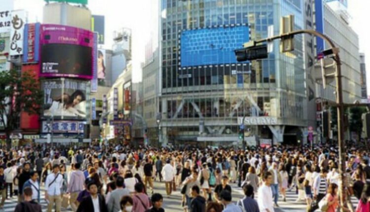 Japonia po anulon fluturimet dhe po pezullon trafikun hekurudhor për shkak të tajfunit