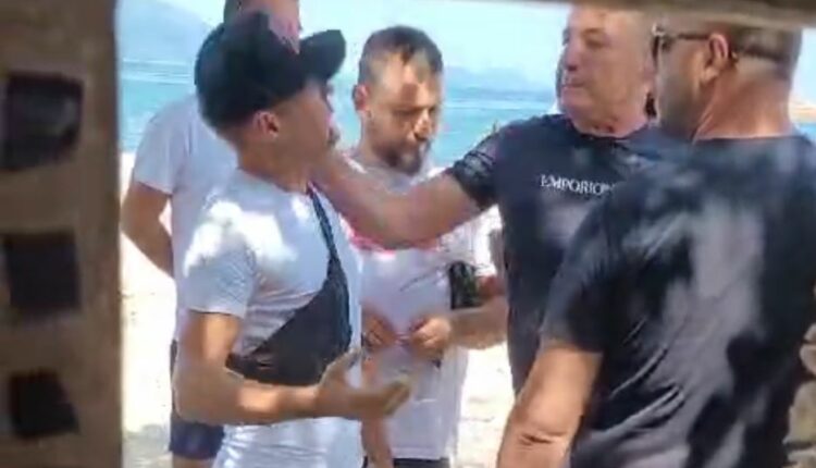 VIDEO/ Qytetari i ankohet për hapësirat e plazhit, pronari i ‘Regina’ Vasil Bedinaj e godet me grusht