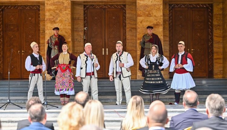 Apasievi i “Levicës” reagon pse festa edhe në shqip: Shteti po na bëhet federatë