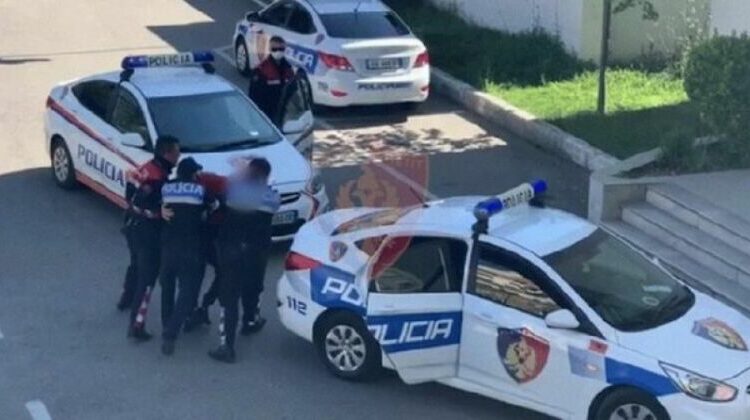 Merrnin para për parkimin falas, arrestohet dy të rinj që “zhvasnin” qytetarët në Durrës