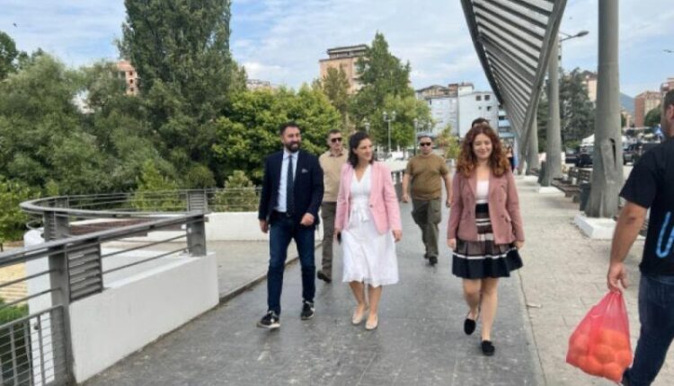 Dy ministra të Qeverisë së Kosovës shihen te Ura e Ibrit