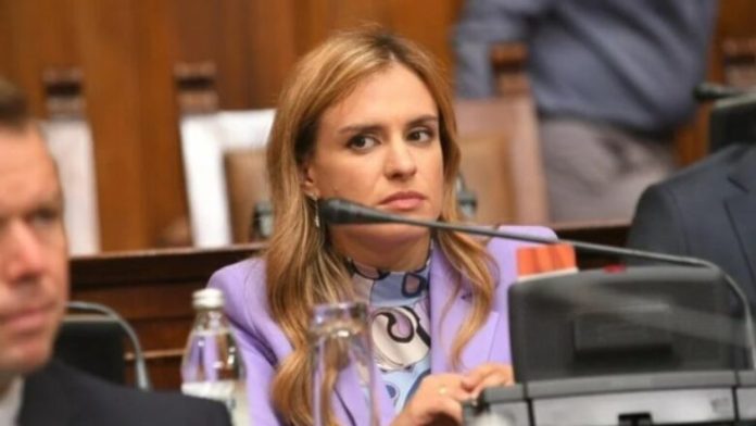 Skandal në Serbi: Ministrja ka deklaruar se ka diplomuar në shkenca politike, por asnjëherë nuk e ka mbaruar fakultetin!
