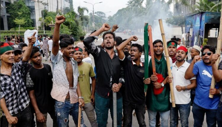 Dhuna në Bangladesh lë mbi 30 të vdekur dhe qindra të plagosur, protestat vazhdojnë
