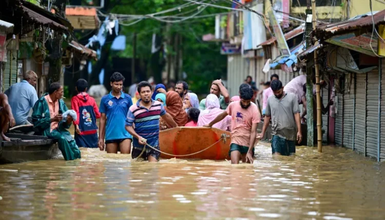 Mijëra njerëz bllokohen pas përmbytjeve në Indi e Bangladesh, hapen 450 kampe ndihme