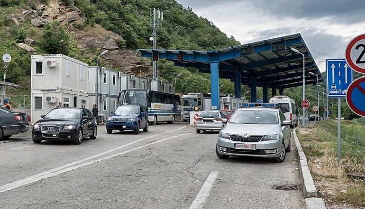 Mbi një orë e gjysmë pritjet në pikat kufitare