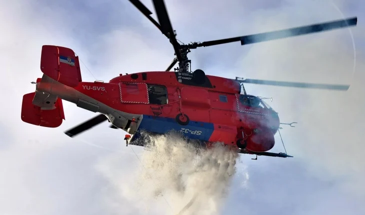 Helikopteri policor hodhi mbi 25 tonë ujë mbi zjarrin në rajonin e Jasenit