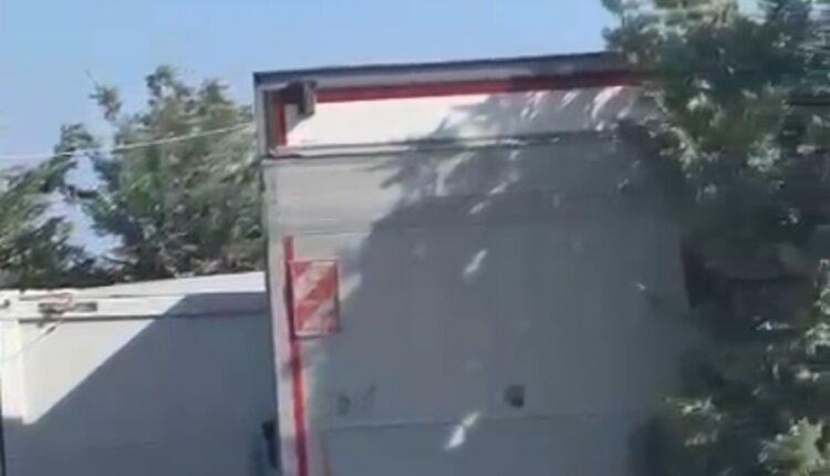 Aksident i rëndë në Dhërmi/ Kamioni përplas disa makina, shoferi hidhet nga automjeti