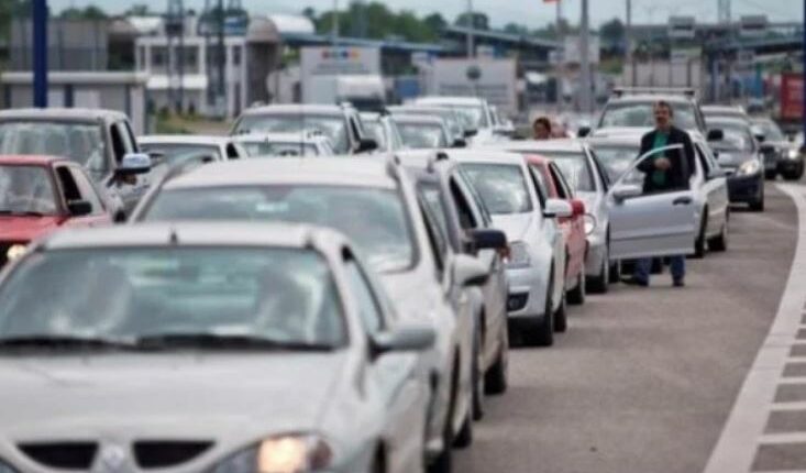 Gjendja në pikat kufitare, kolona deri në 500 metra te Dheu i Bardhë për të dalë nga Kosova