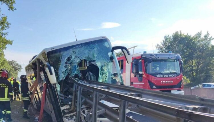 Një i vdekur e 25 të plagosur nga aksidenti i rëndë i një autobusi në Toskana