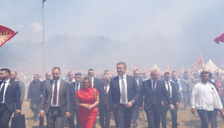 Mickoski: Ju kushtoj respekt të veçantë zjarrfikësve