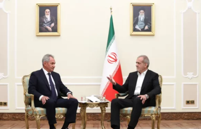 Zbardhet diskutimi mes Presidentit iranian dhe të dërguarit të Putinit në Teheran