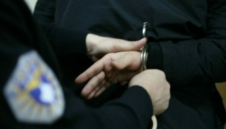 Dy persona sulmojnë fizikisht një polic në Drenas, dërgohen në mbajtje