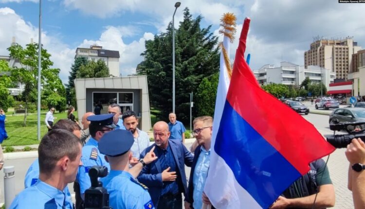 Policia arreston politikanin serb Arsenijeviq, pengoi punëtorët që po lyenin tek ura e Ibrit