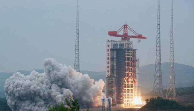 ​Raketa kineze u shpërbë, kërcënojnë përplasjet – mbi 1000 satelitë janë në rrezik