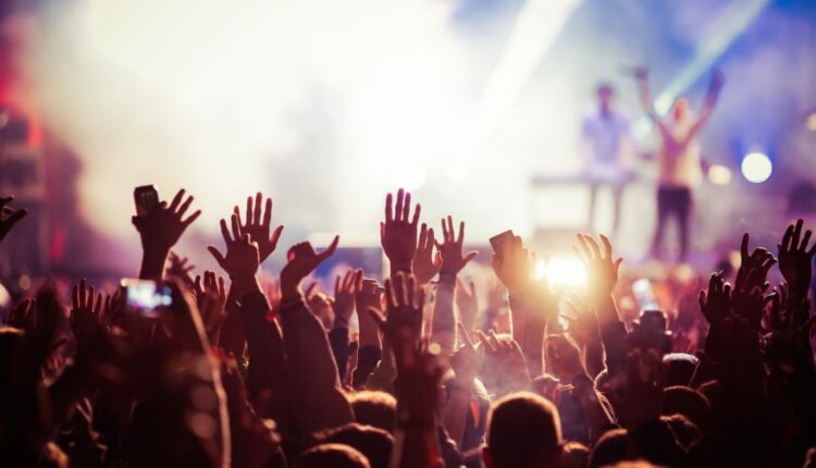 Përleshje fizike në një koncert në Ohër