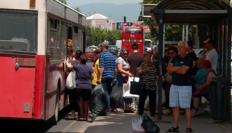 Të hënën qytetarët, sidomos nxënësit në nisje të vitit të ri shkollor do të përballen me mungesë të transportit publik