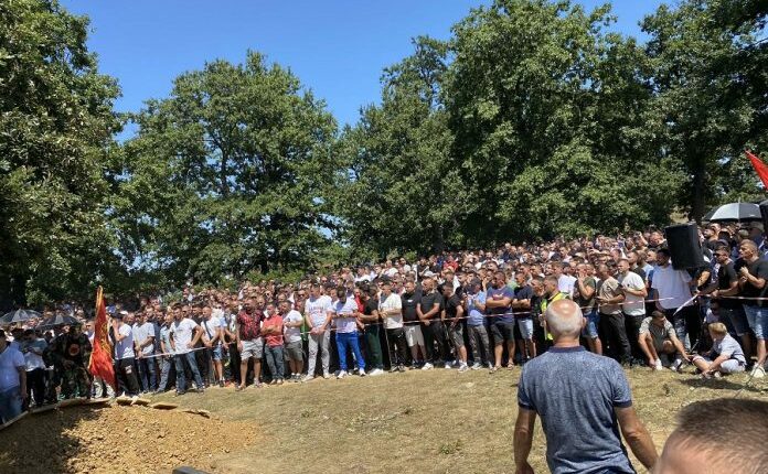Shkoi i uniformuar në të pame te familja e Faton Hajrizit, suspendohet komandanti i policisë në Skenderaj
