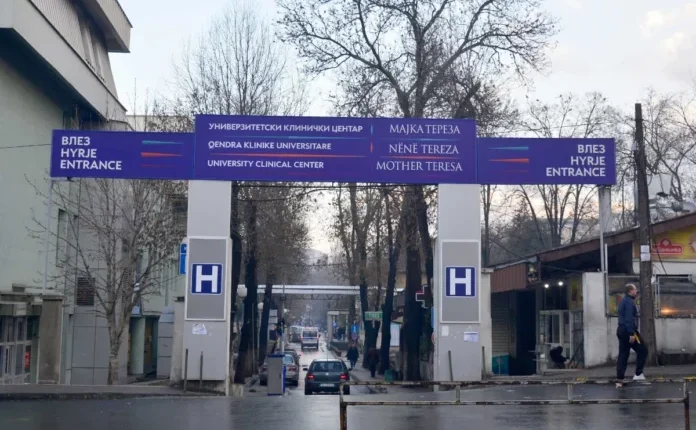 Një i mitur është sjellë i plagosur në Qendrën Klinike në Shkup pasi shoku i tij e ka qëlluar aksidentalisht me një pistoletë ajri