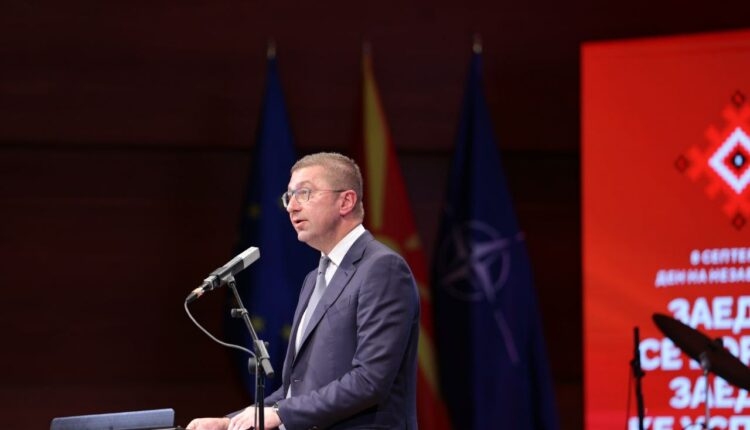Mickoski shpalli 10 parime për unitet dhe kohezionin: Shtet i së drejtës, fund i partizimit të shoqërisë dhe konflikteve etnike, të përmirësojmë standardin e jetesës, arsimim të fortë, luftë kundër emigrimit dhe ndërtim të unitetit nacional dhe shtetëror