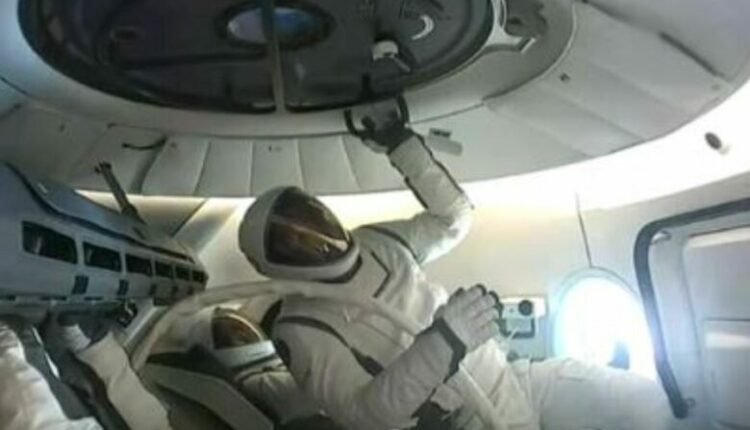 Astronautët e SpaceX realizojnë shëtitjen e parë në hapësirë