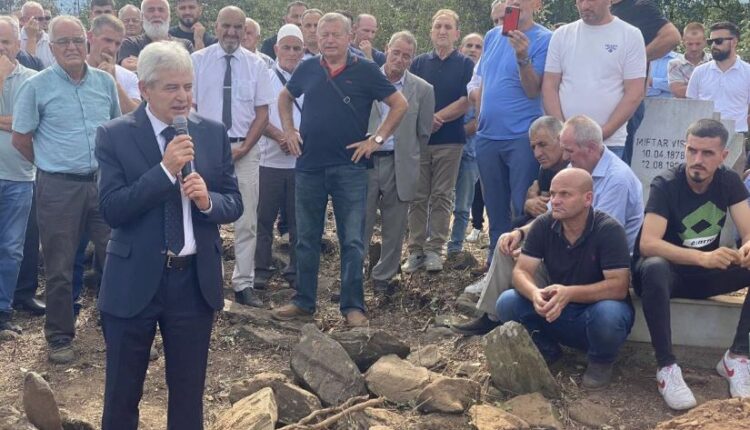 Mes lotësh varroset Ismajl Vishi, pjesëmarrës edhe Ali Ahmeti