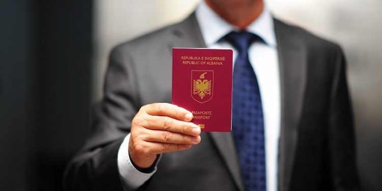 Ndryshojnë rregullat për të marrë pasaportën shqiptare, çfarë parashikon drafti! Ja sa vite duhet të jetojnë apo punojnë huajt nga BE dhe SHBA në vendin tonë për t’u bërë shtetas të përhershëm