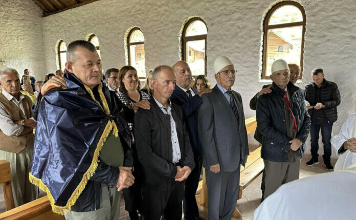Raportohet se janë konvertuar në fenë katolike në Kosovë, mes tyre edhe ish-rektori i UP-së