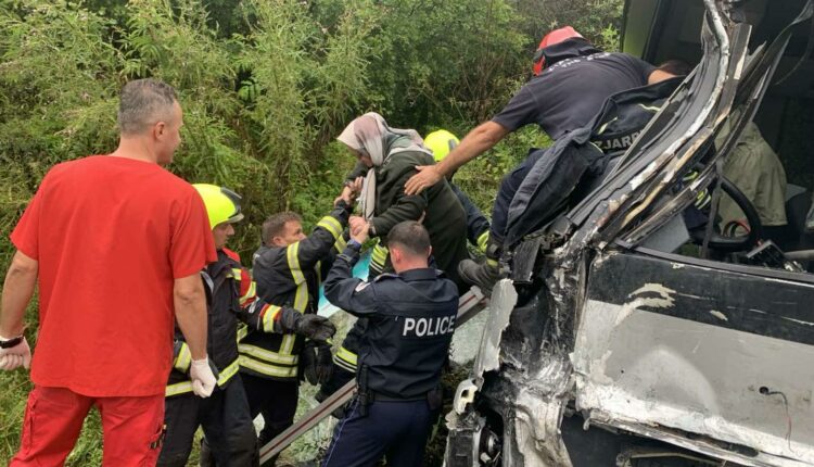 Kosovë: Aksident i rëndë në Carralevë, përplasen kamioni me autobusin (FOTO)