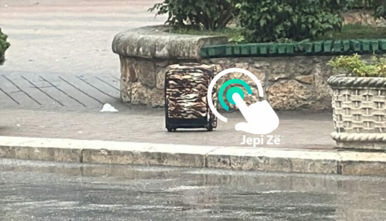 Valixhe në oborrin e Komunës së Mitrovicës, policia rrethon vendin
