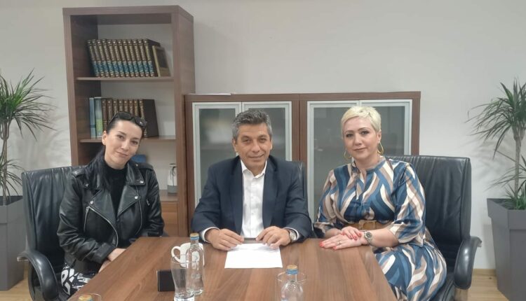 Këngëtarja Leonora Poloska i futet politikës, rreshtohet në LD-në e Izet Mexhitit